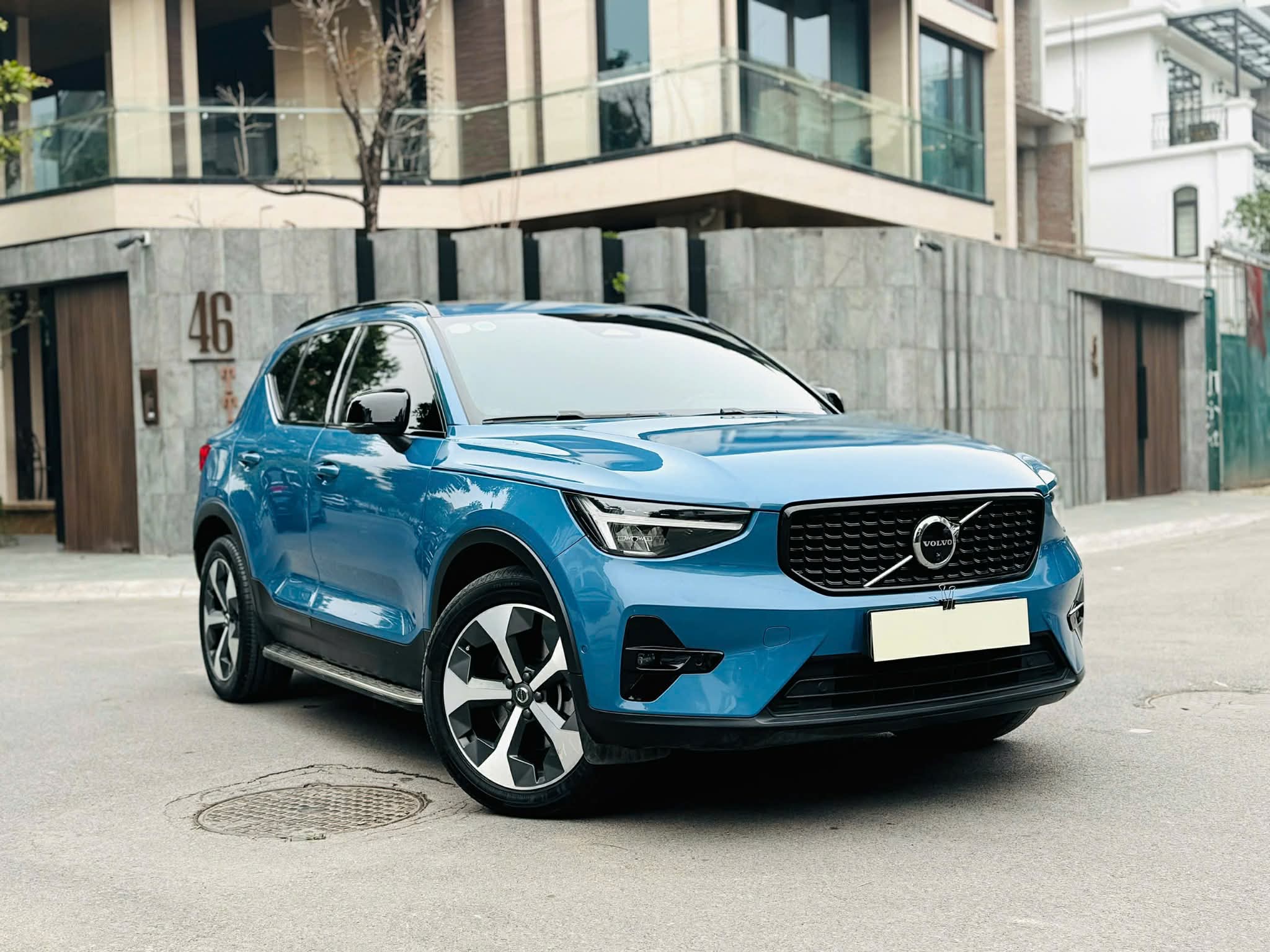 VOLVO XC40 SẢN XUẤT 2023 LĂN BÁNH 18.000 KM XE RẤT MỚI